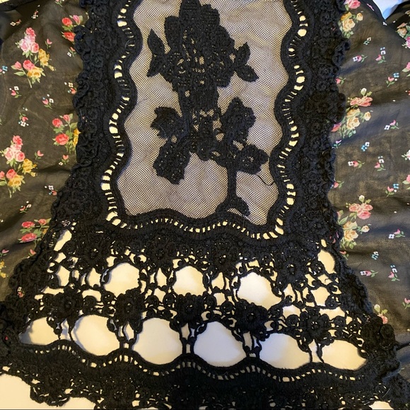 Iris Basic floral crochet lace sleeveless tank blouse - Large - Picture 4 of 13